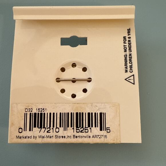 Vintage Christmas Pin Brooch Presents Enamel 1 5/8 Inch - Picture 2 of 4